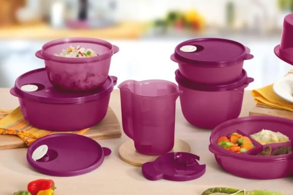 Conjunto de potes e utensílios Tupperware roxos organizados em uma cozinha.