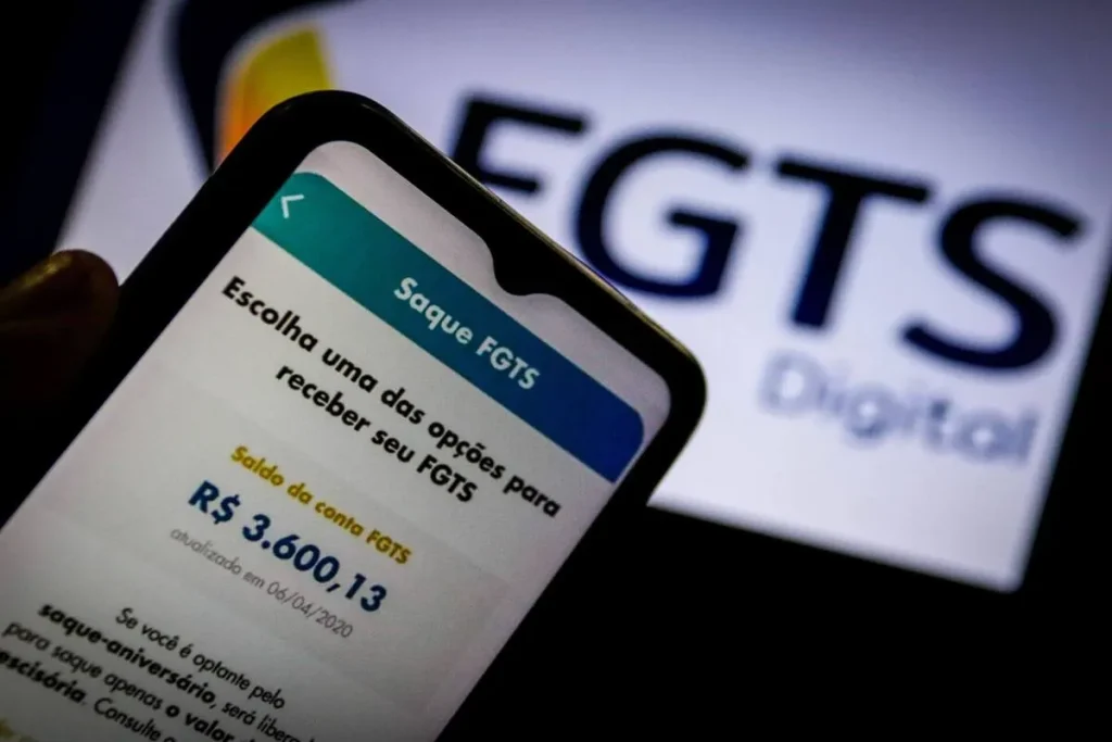 Tela de celular exibindo saldo de saque do FGTS no aplicativo, com fundo mostrando logotipo do FGTS Digital