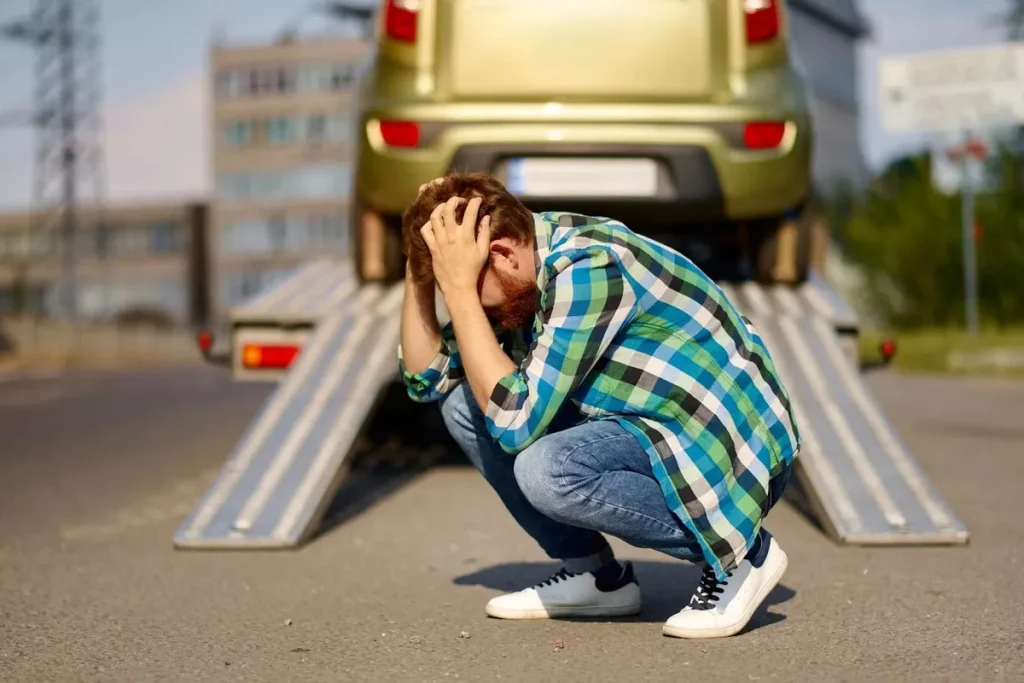 Um homem de terno e uma mulher de blusa amarela estão em frente ao porta-malas de um carro, enquanto duas crianças estão perto de uma caixa de piquenique, simbolizando uma família se preparando para uma viagem.