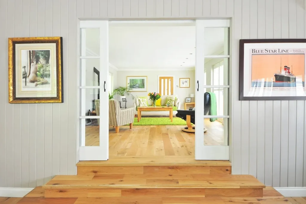 Uma sala de estar de um apartamento de luxo, com grandes janelas, sofás modernos e iluminação natural. A imagem destaca a importância de um projeto de casa planejada.