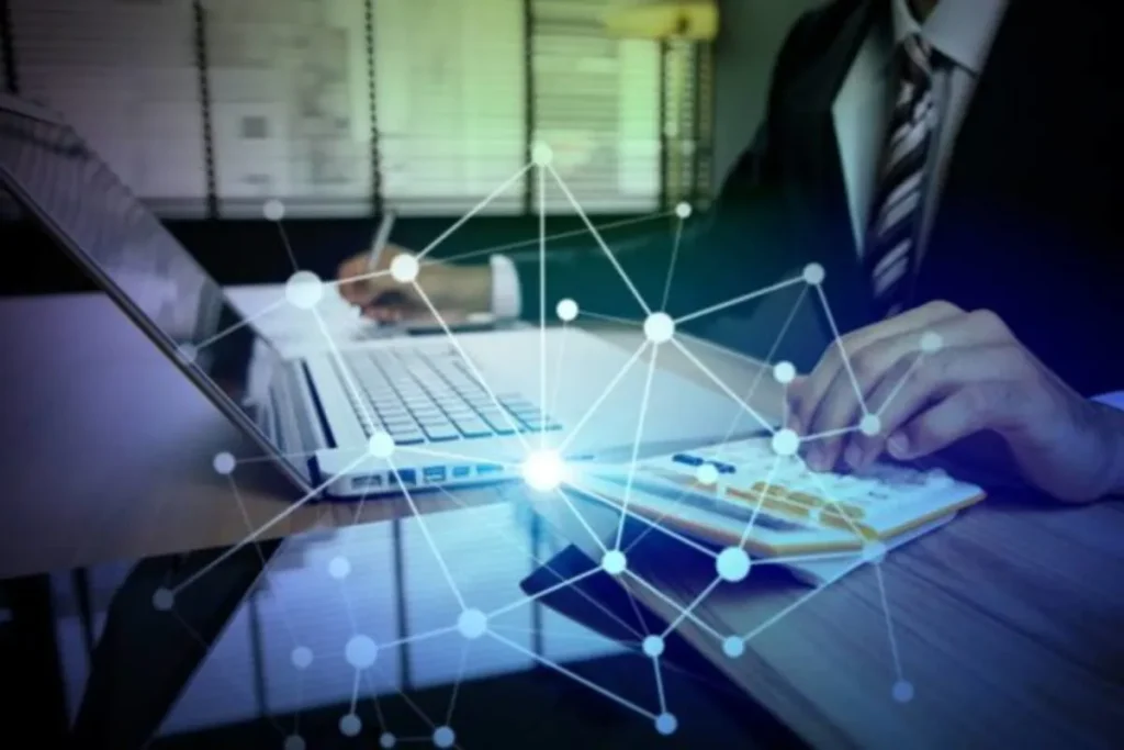 Representação digital de smart contracts com uma rede de conexões ligando um homem trabalhando em seu laptop e calculadora.