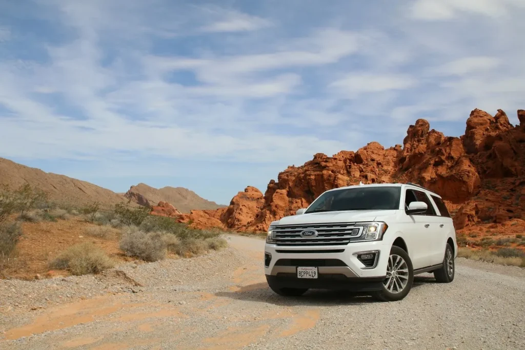 Transferência de Carro: Aventura Off-Road com a Ford Expedition