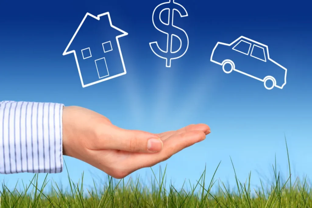 Uma mão segurando no ar desenhos de uma casa, um símbolo de dólar e um carro, representando a análise de custo e benefício (ABAC) para a compra de bens de consumo, como imóveis e veículos.