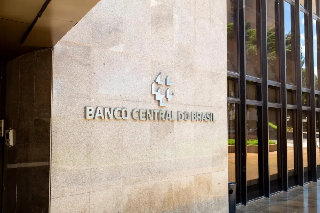 Fachada do edifício do Banco Central do Brasil com a logomarca e nome da instituição em destaque.