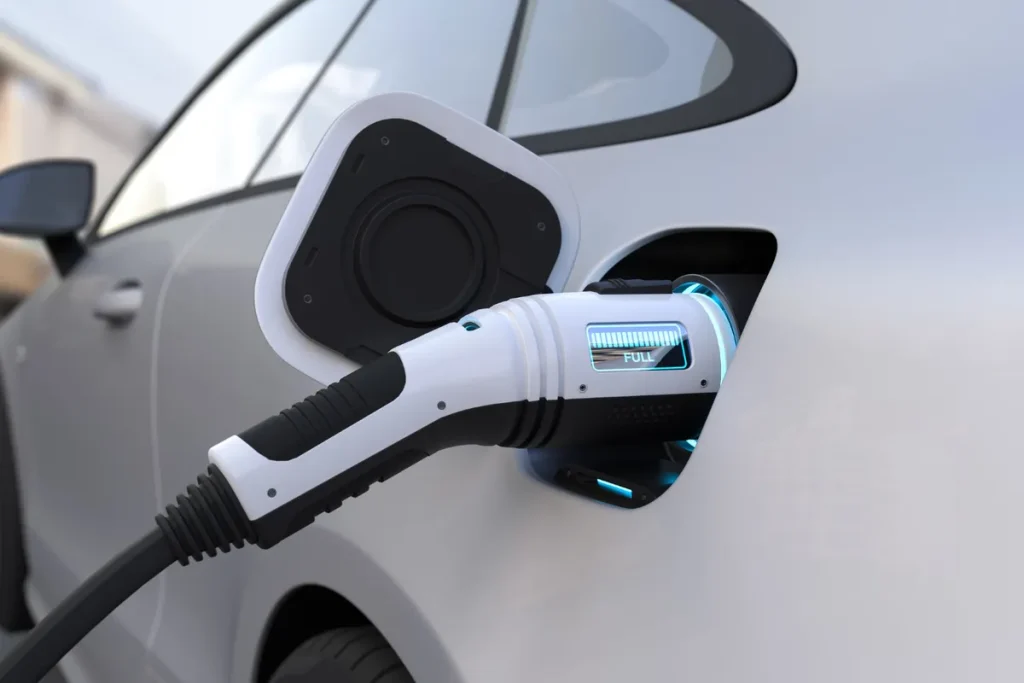 Plugue de carregamento de um carro elétrico, com a bateria mostrando a carga completa ('FULL').
