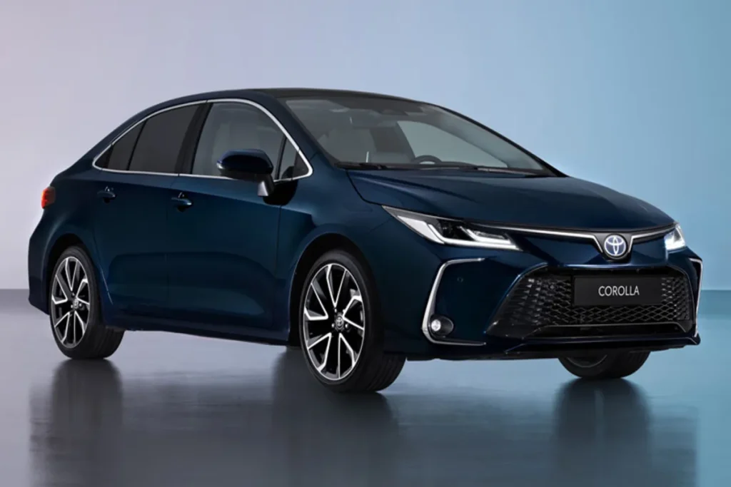 Toyota Corolla híbrido azul, modelo sedan, visto de frente e lateral, com faróis em LED e rodas esportivas.
