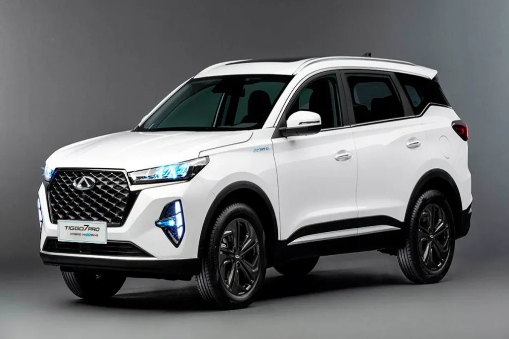 SUV híbrido Tiggo 7 Pro MaxDrive branco, visto de lado e frente, com design robusto, faróis em LED e acabamento sofisticado.