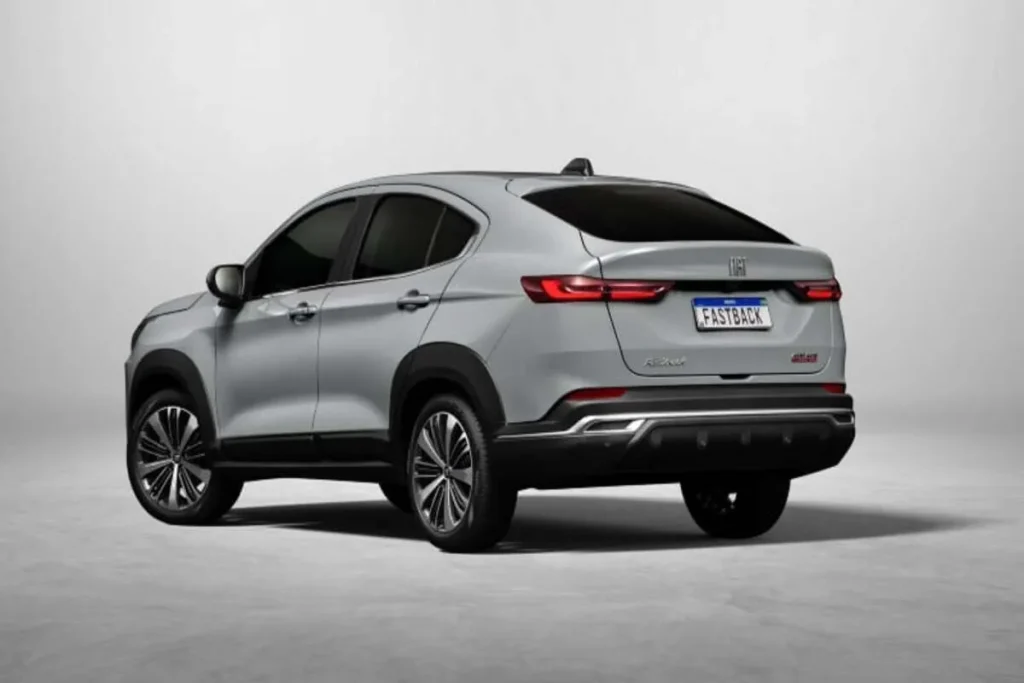 Fiat Fastback híbrido prata, SUV cupê moderno, visto de traseira e lateral, com lanternas em LED e rodas esportivas.