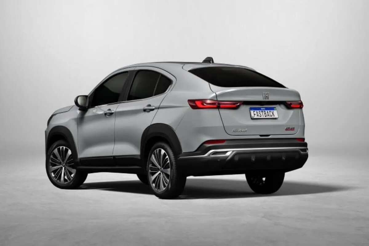 Fiat Fastback híbrido prata, SUV cupê moderno, visto de traseira e lateral, com lanternas em LED e rodas esportivas.
