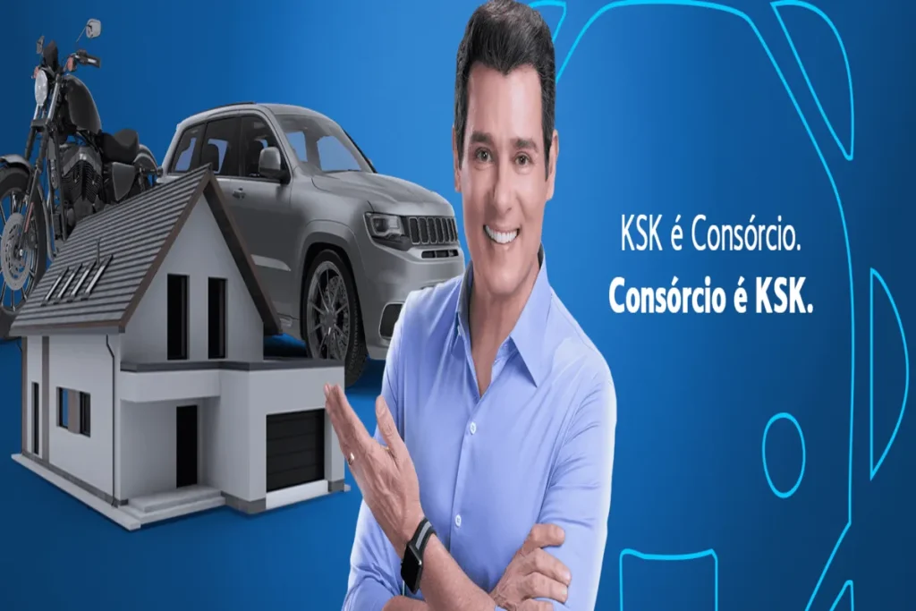 Homem sorrindo (Representante KSK) ao lado de modelos 3D de casa, carro e moto, promovendo consórcio e explicando como funciona a carta de crédito.