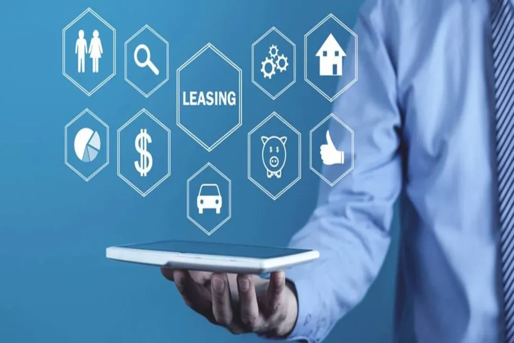 Um profissional segurando um tablet com um diagrama digital de hexágonos flutuantes que incluem a palavra "LEASING" e ícones de serviços, como carro, casa, dinheiro e análise financeira.