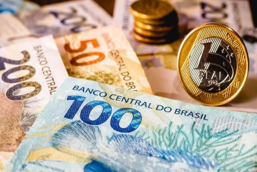 Cédulas de real e moeda de R$1 destacando o dinheiro do Banco Central do Brasil.