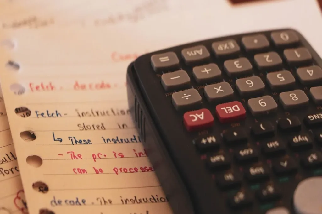 Saldo Devedor: cálculo financeiro com apoio de calculadora e anotações