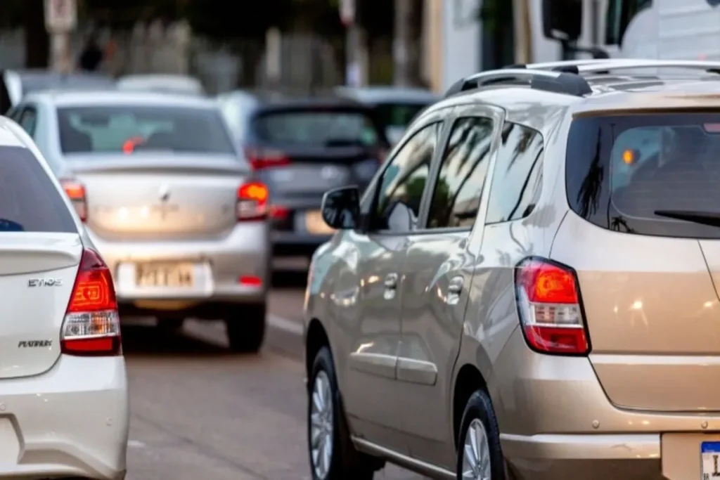Trânsito urbano com vários carros em movimento, ilustrando a importância do seguro obrigatório DPVAT no Brasil.