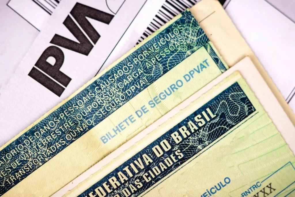 Documentos de veículo no Brasil, incluindo bilhete de seguro obrigatório DPVAT, CRLV e guia de pagamento do IPVA.