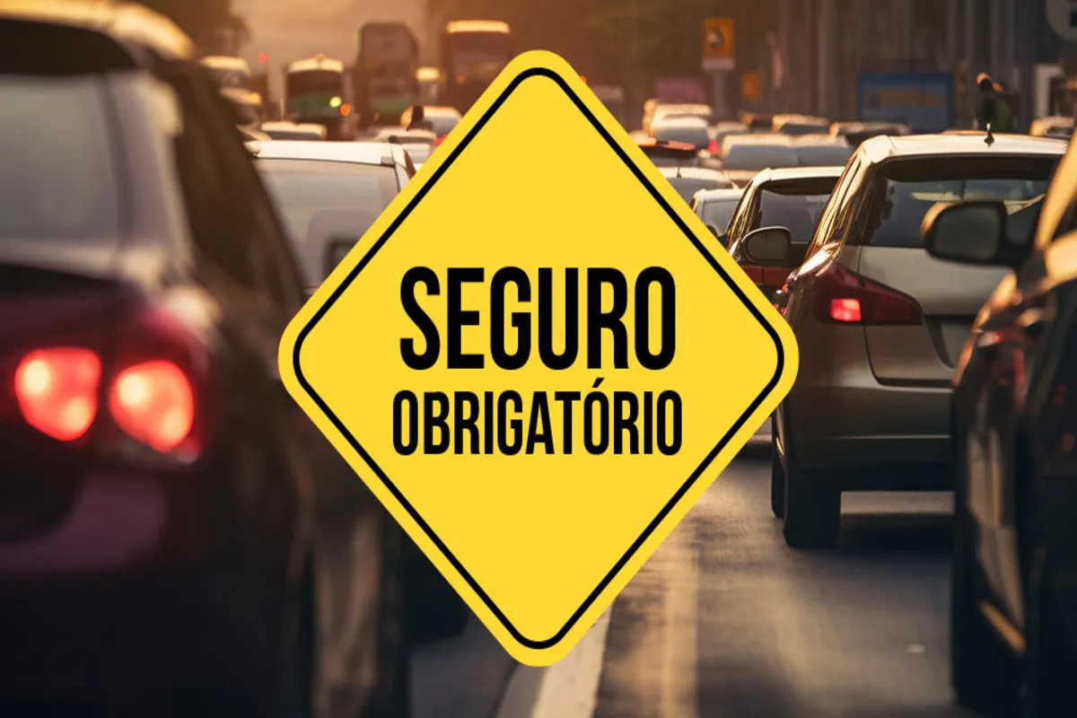 Placa amarela com a frase "Seguro Obrigatório" em destaque sobre imagem de trânsito intenso com vários carros.