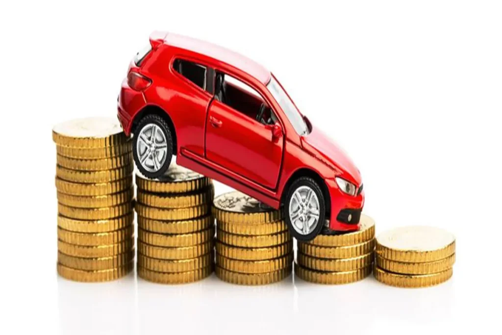Miniatura de carro esportivo vermelho deslizando de pilhas altas para pilhas baixas de moedas douradas, simbolizando a desvalorização (depreciação) do veículo.