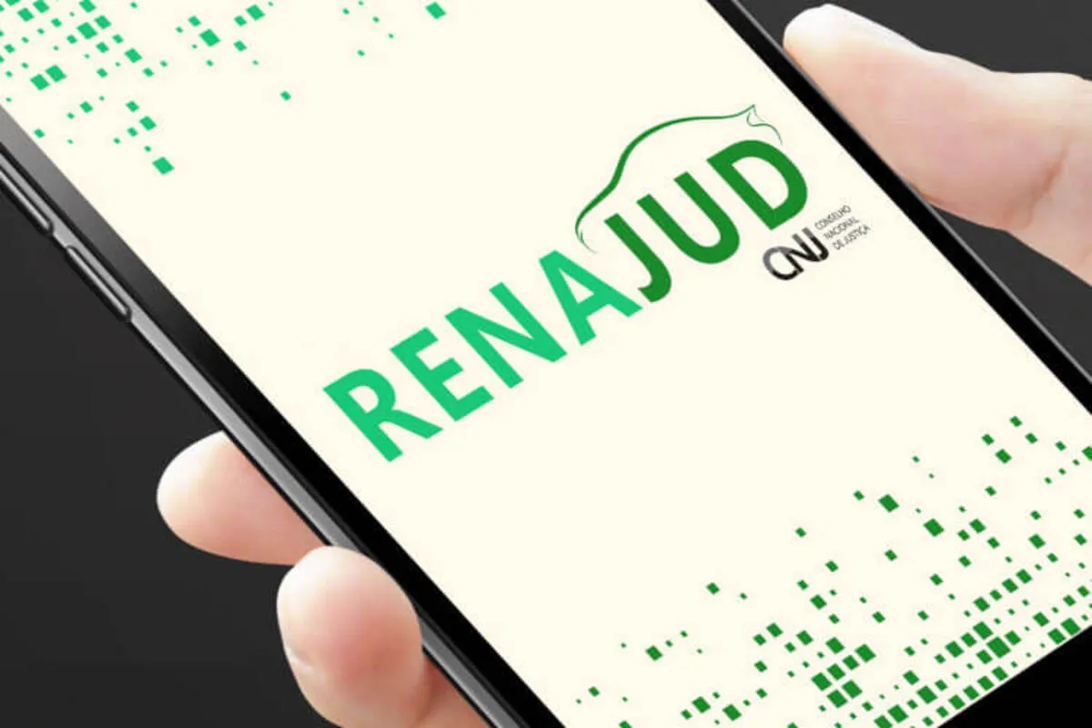 Tela de smartphone exibindo a logomarca oficial do RENAJUD (Registro Nacional de Veículos Automotores na Justiça) em letras verdes, com o símbolo de um carro no topo e o logotipo do CNJ (Conselho Nacional de Justiça), representando a ferramenta digital de bloqueio veicular.