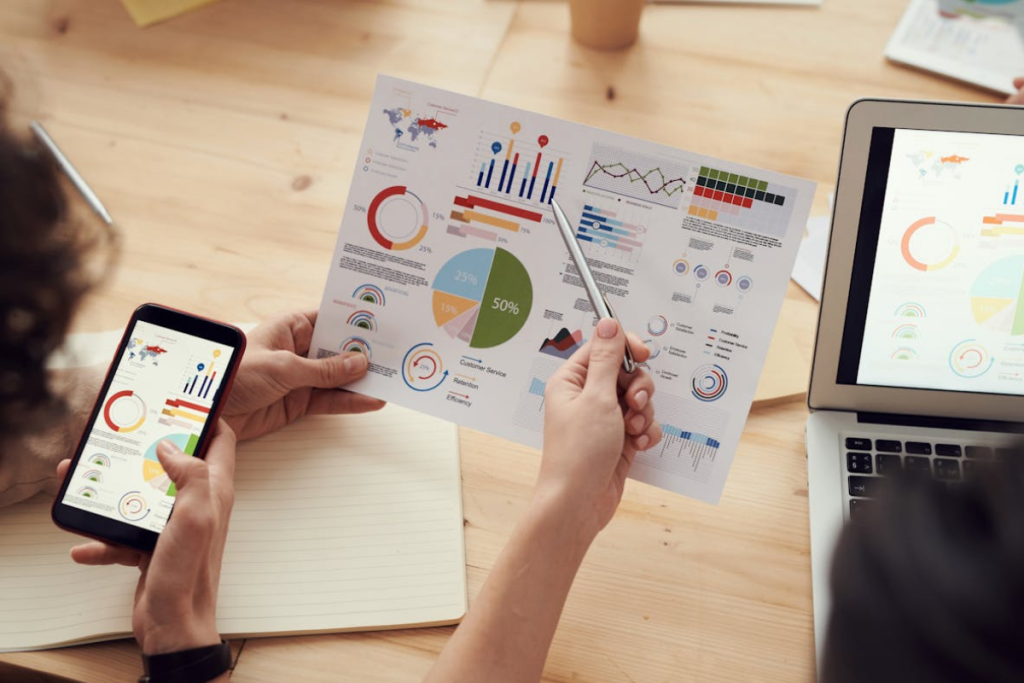 Pessoa analisando gráficos