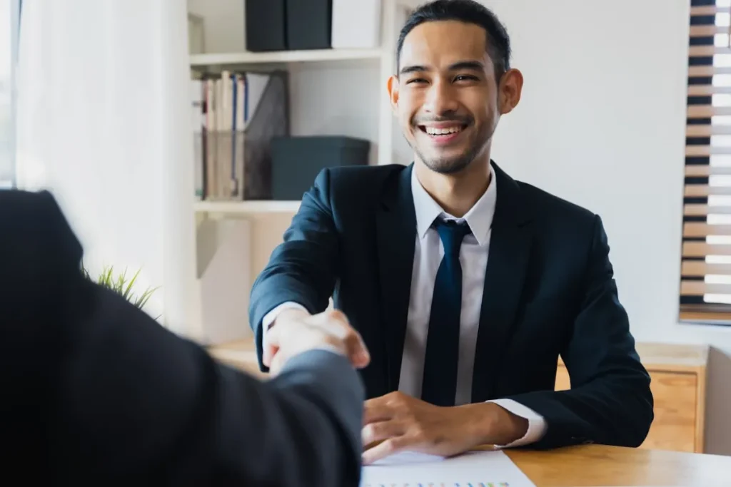 Homens se cumprimentando com aperto de mão