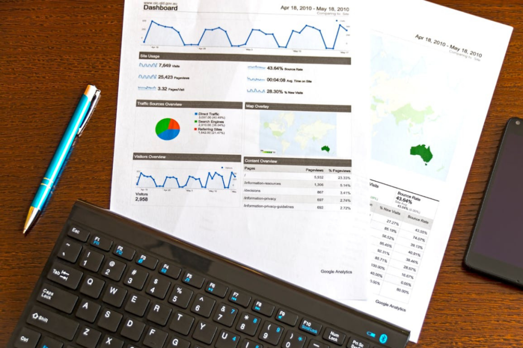 Gráficos espalhados em folhas de papel
