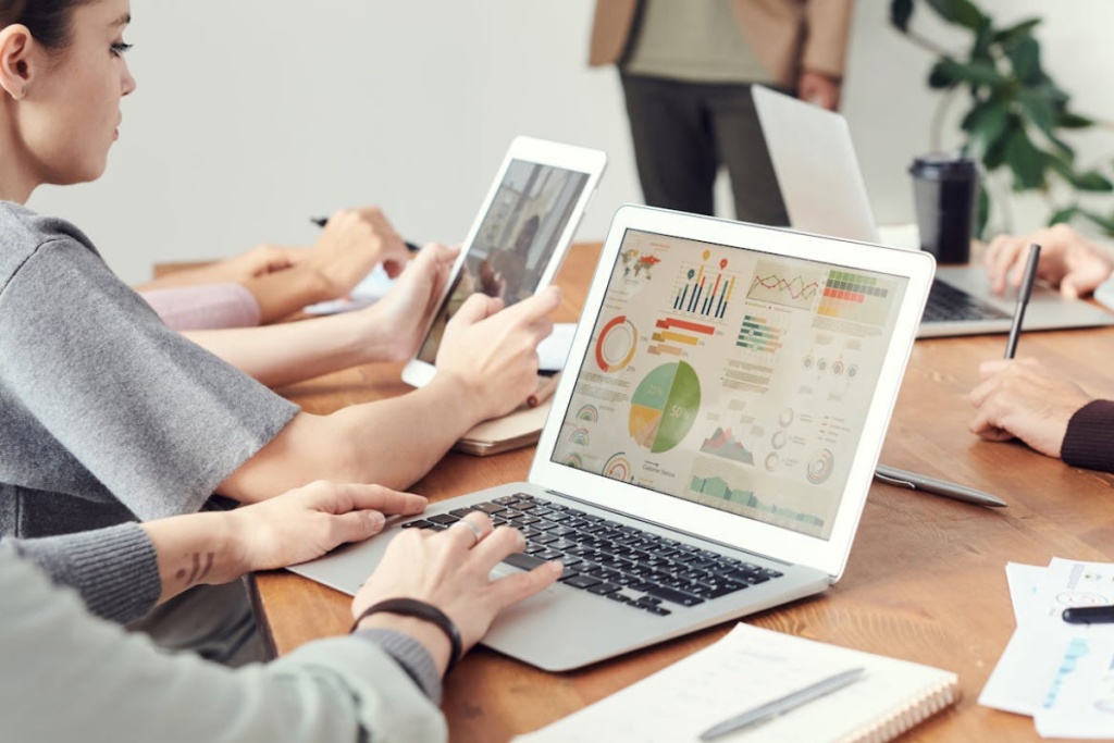 Pessoa analisando gráficos em seu laptop