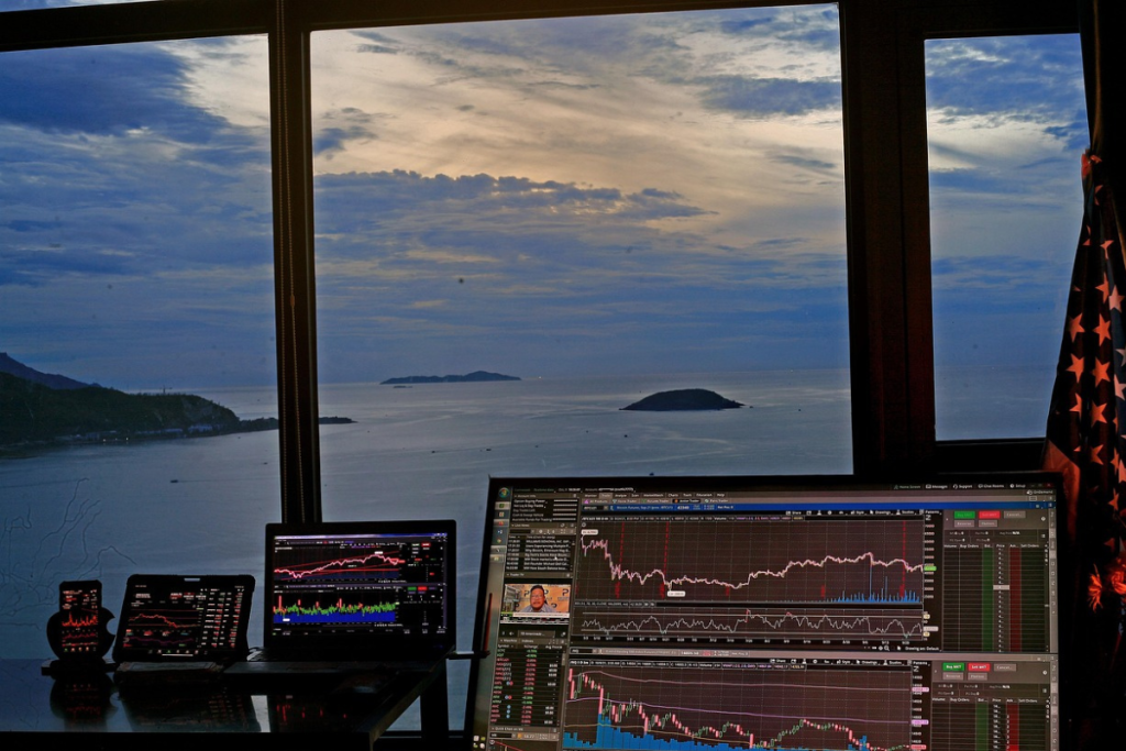 Monitores mostrando gráficos em linhas