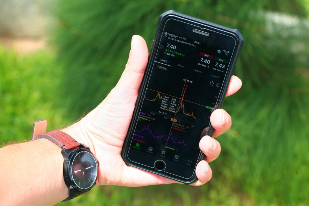 Pessoa segurando celular