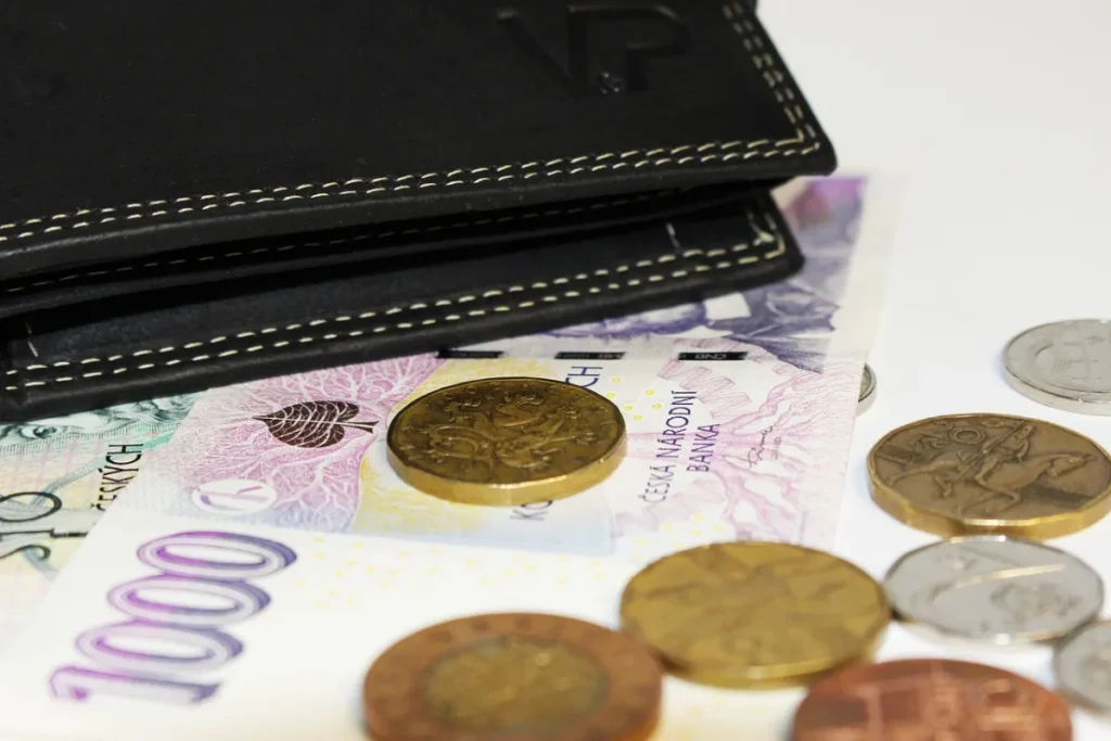 Moedas e cédulas em cima da mesa