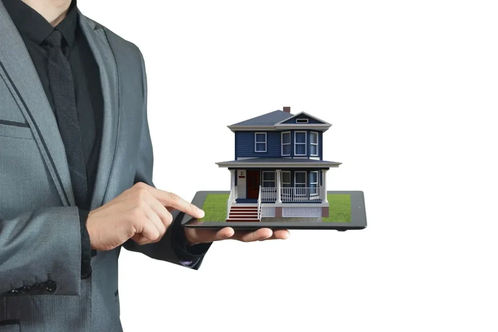 Homem segurando miniatura de casa