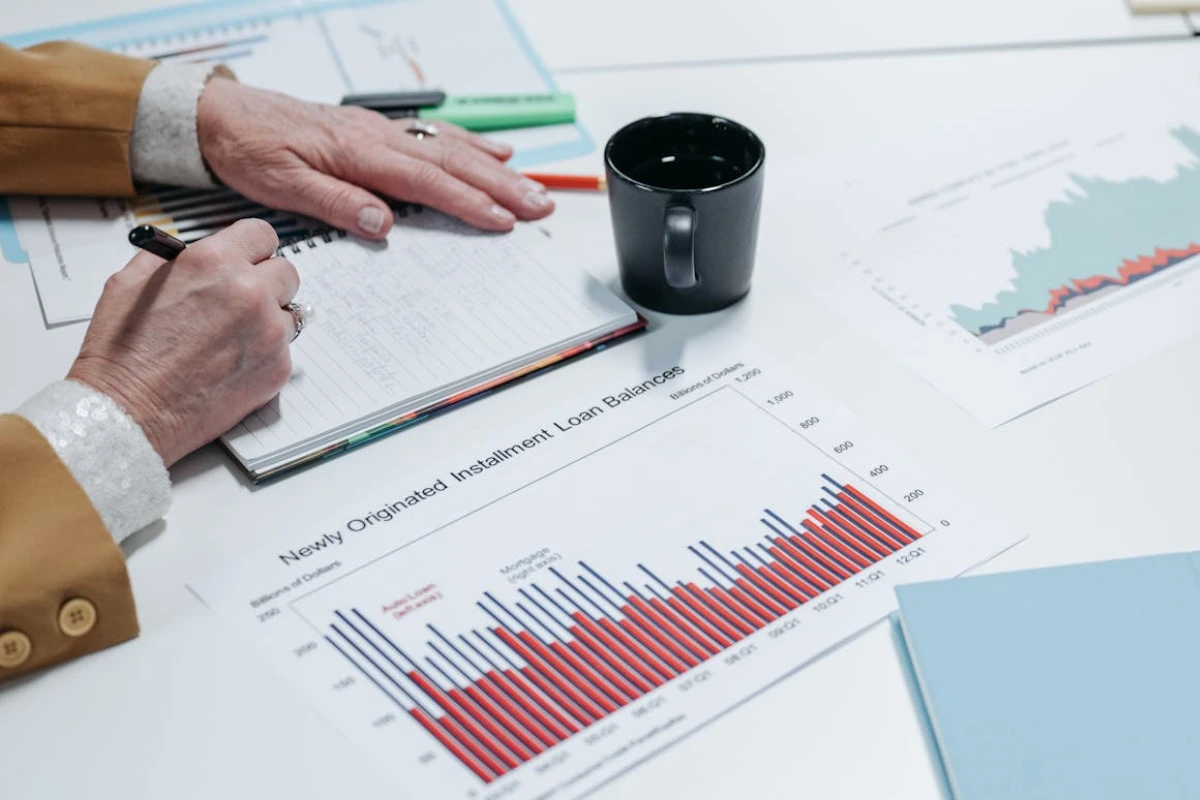 Pessoa analisando gráficos em uma folha