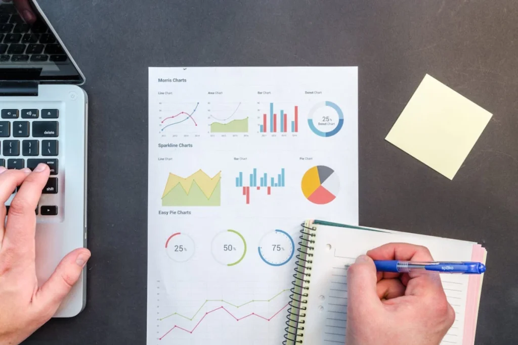 Pessoa analisando gráficos em uma folha