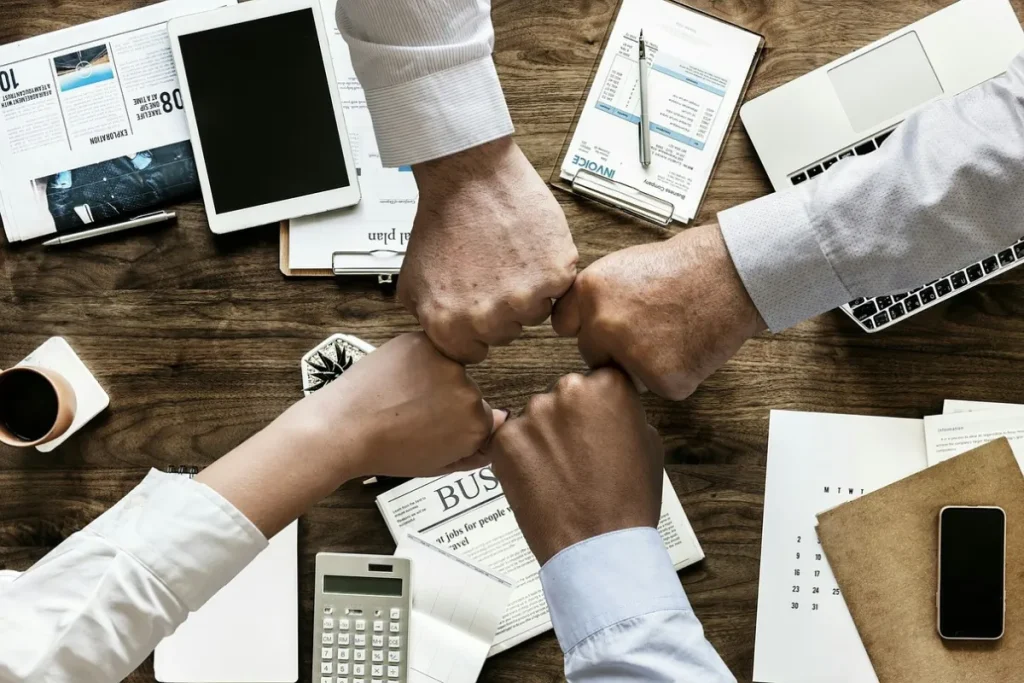 Pessoas fazendo cumprimento em grupo