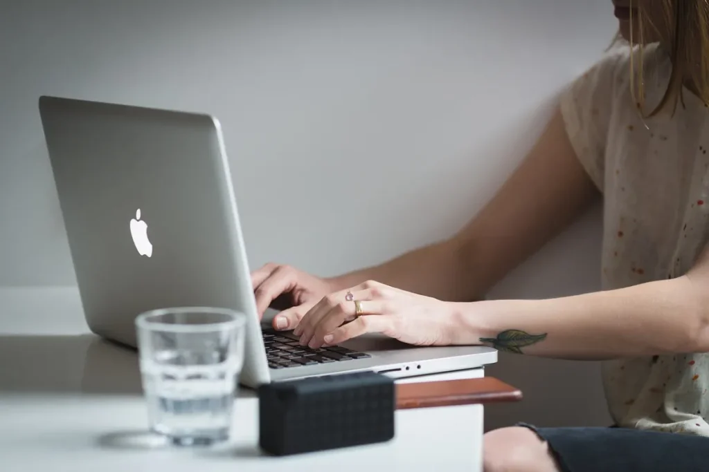 Pessoa usando laptop