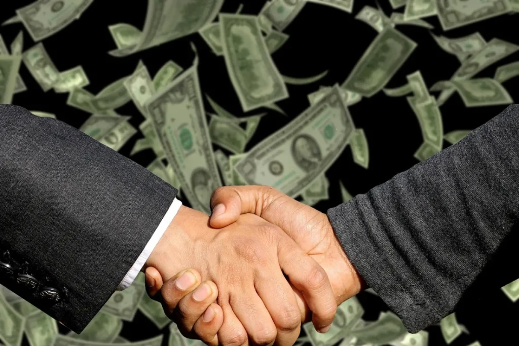 Pessoas dando as mãos