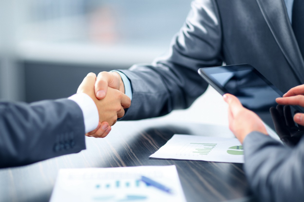 Pessoas se cumprimentando com aperto de mão