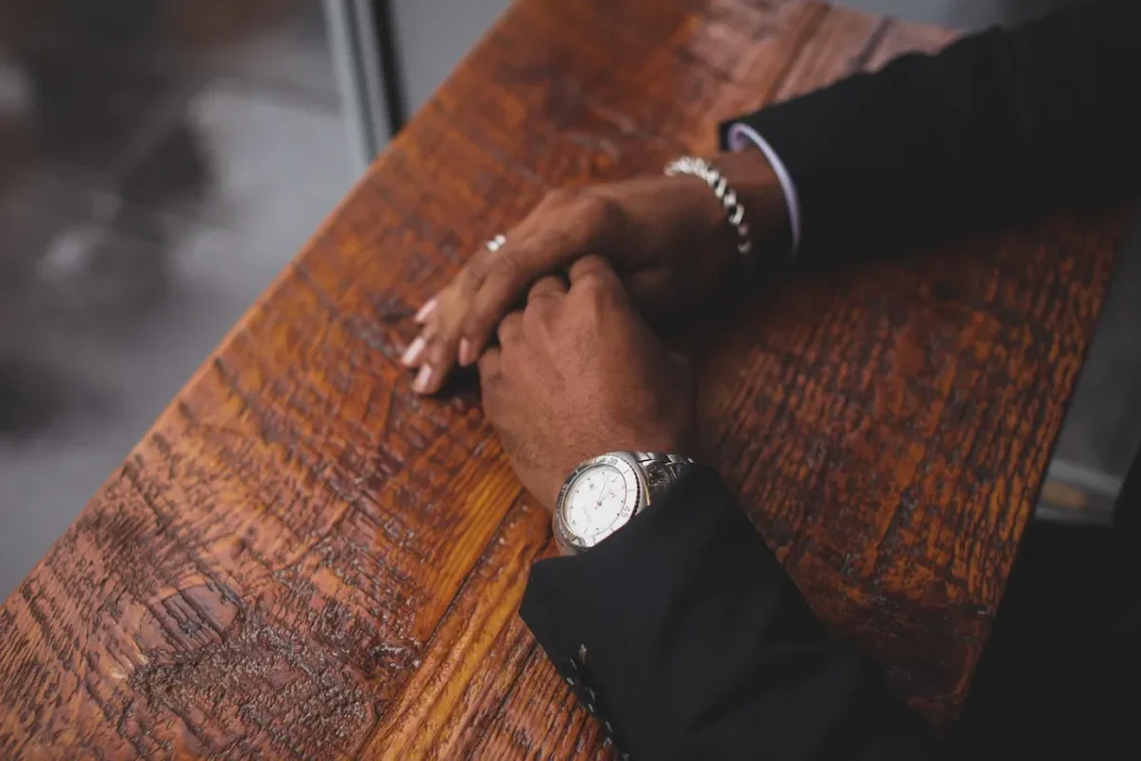Pessoa com mãos uma em cima da outra