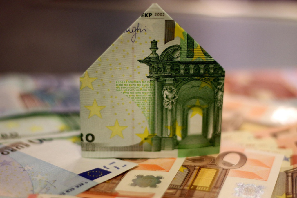 Origami de casa, feito com cédula