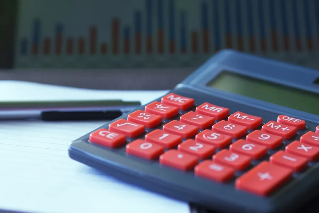 Calculadora e caneta em cima da mesa