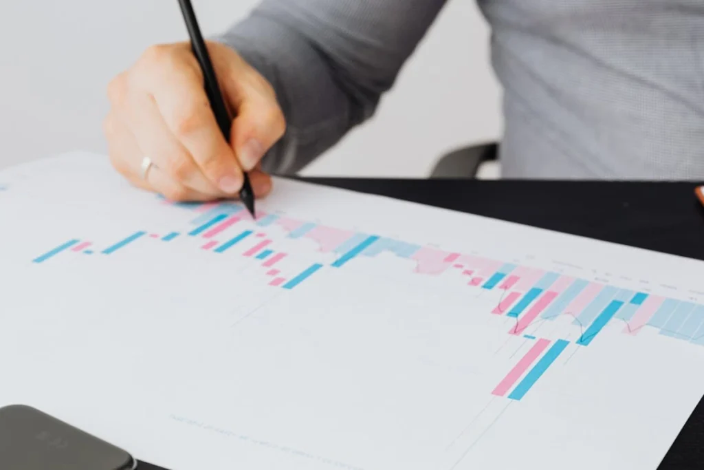 Pessoa analisando gráficos em uma folha