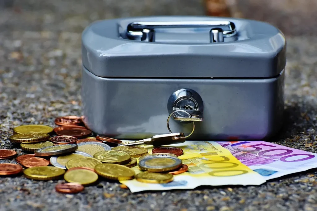 Mala pequena com várias cédulas e moedas do lado