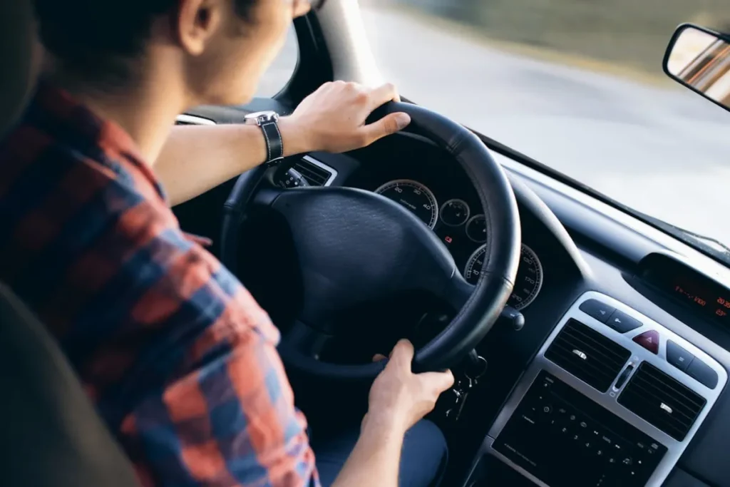 Pessoa dirigindo